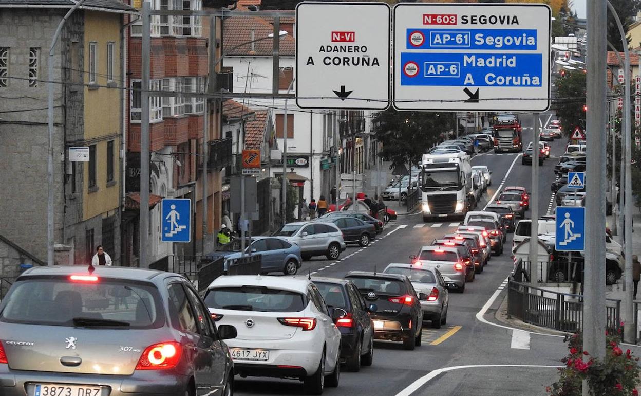 Tres kilómetros de retenciones en la N VI a la altura de la travesía